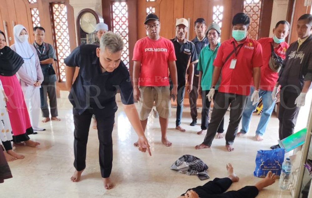 MENGEJUTKAN: Warga dan jamaah Masjid Jami Makbadul Muttaqin, Kelurahan Sarirejo, Kecamatan Mojosari mendapati korban sudah dalam kondisi meninggal di dalam masjid, kemarin (1/7).