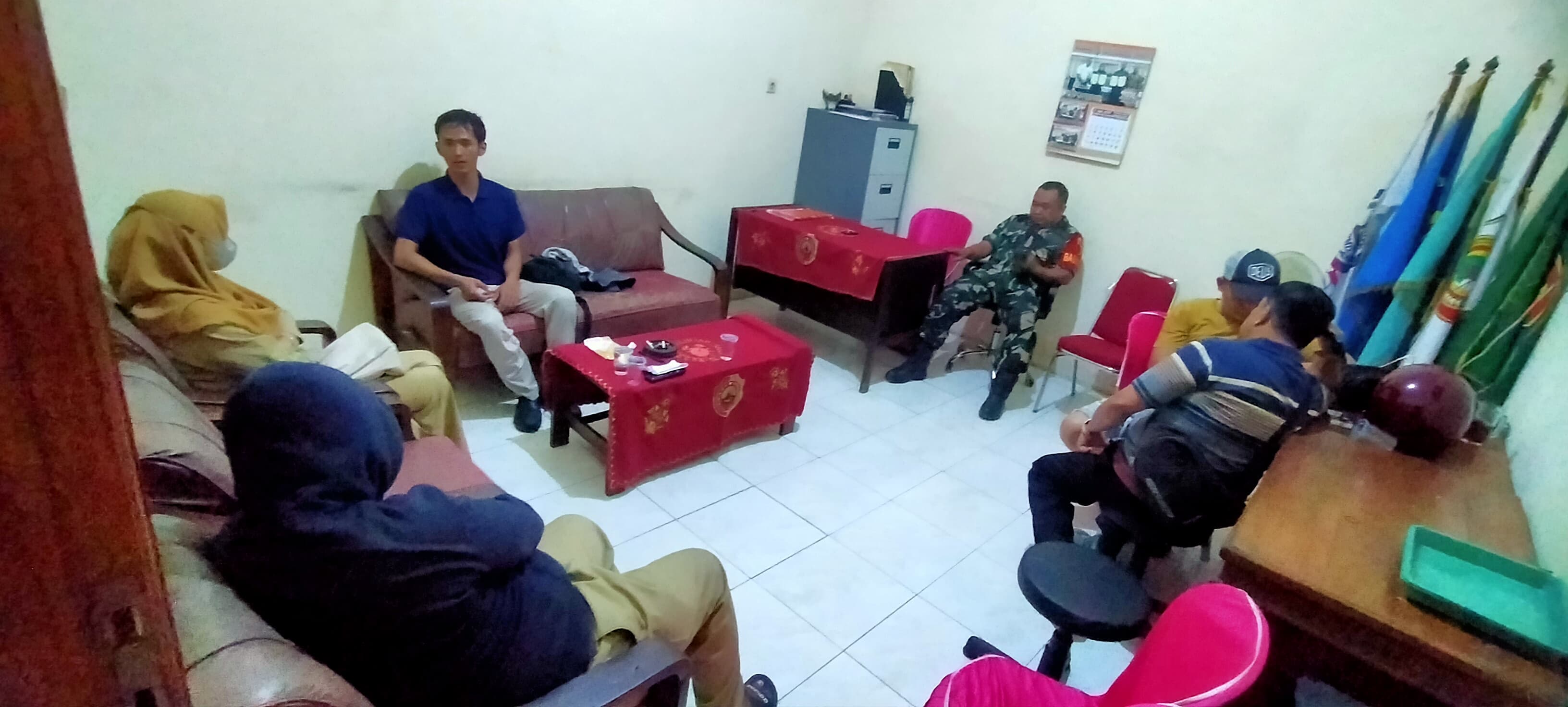 BERSERAGAM PNS: RPSW, 34, dan IA, 40, dimediasi bermasa di Balai Desa Sambiroto, Kecamatan Sooko, Selasa (2/7).