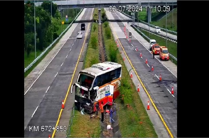 Bus Harapan Jaya menabrak bak truk di ruas tol Jombang-Mojokerto, Selasa (2/7).