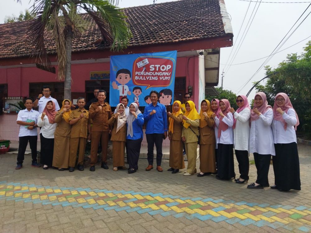 KOMITMEN: Guru dan kepala SDN Mlaten menyimak penyampaian materi penyuluhan hukum dari LPPA Bina Annisa, kemarin (2/7).