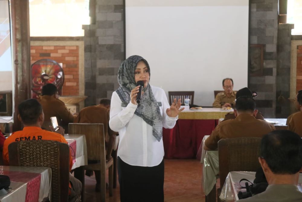 KEWASPADAAN: Bupati Ikfina Fahmawati memberikan arahan pada camat, kepala desa hingga relawan pada giat laporan sosialisasi informasi dan pelaporan kejadian bencana dan kebakaran BPBD.