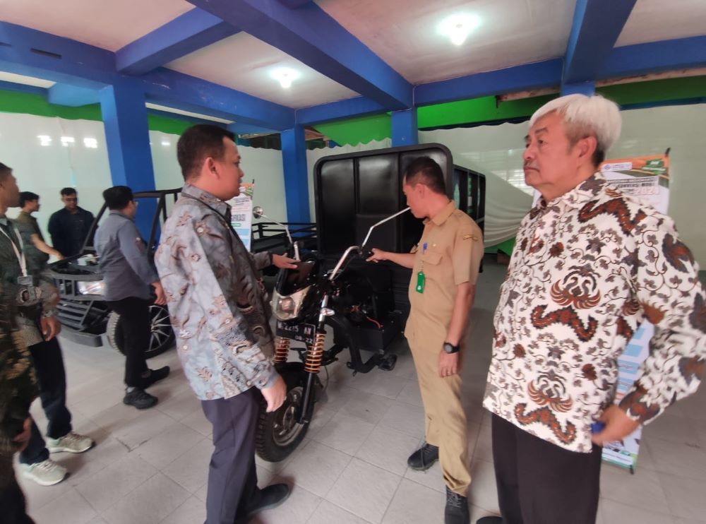 GEROBAK LISTRIK: Kepala bagian SMK Tamansiswa Mojokerto, Ki Willibrordus Widya Christanto (kiri) pamerkan motor roda 3 kepada undangan.