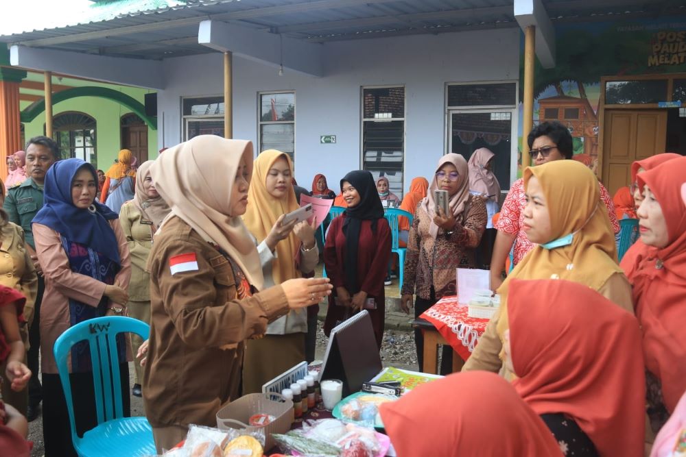 DITINJAU: Bupati Ikfina Fahmawati sambang ke pojok TP-PKK desa yang menyiapkan menu MPASI untuk bayi.