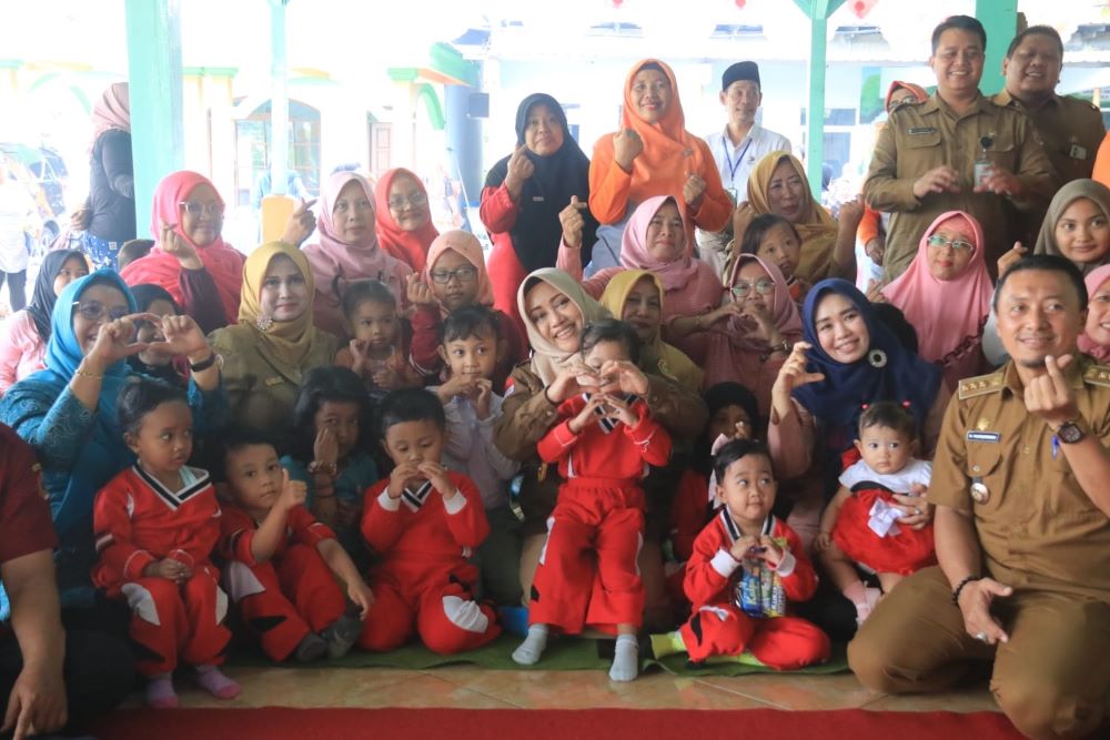 KAWAL TERUS: Bupati Ikfina Fahmawati didampingi Kepala Dinkes Kabupaten Mojokerto dr Ulum Rokhmat Rokhmawan beserta Forkopimca Gedeg bersama seluruh masyarakat usai pelaksanaan Sehati-Sejoli.