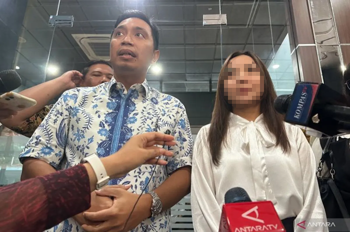 CAT (kanan) usai mendengar putusan DKPP atas laporannya, Rabu (3/7).  (Antara)