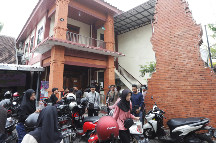 DIGERUDUK: Warga korban penipuan lowongan kerja meluruk Kantor Kelurahan Kauman, Kecamatan Prajurit Kulon, Kota Mojokerto, Rabu (3/7).