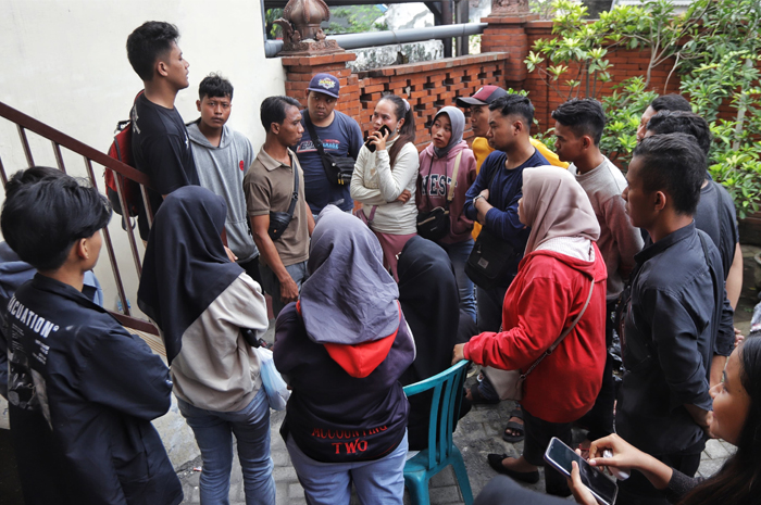 DIGERUDUK: Warga korban penipuan lowongan kerja meluruk Kantor Kelurahan Kauman, Kecamatan Prajurit Kulon, Kota Mojokerto, Rabu (3/7).