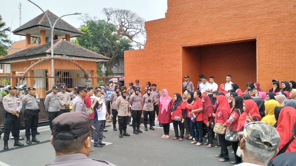 GELAR AKSI: Ratusan eks buruh dari tiga pabrik rokok di Kota Mojokerto luruk Pemkab Mojokerto, Tuntut BLT DBHCHT lagi tahun ini, Rabu (3/7).