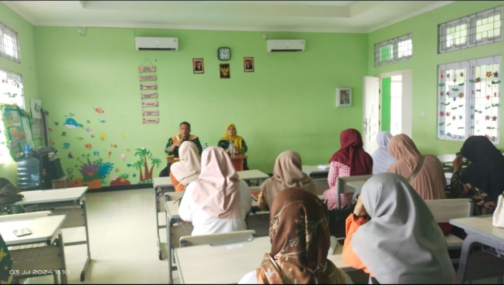 TUMBUH PESAT: Kepala Kankemenag Kabupaten Mojokerto Muttakin menghadiri pembinaan tahun ajaran baru di MIN 3 Mojokerto, Rabu (3/7).
