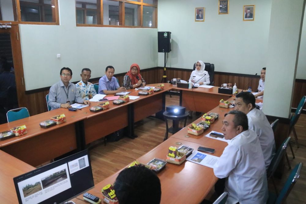 RAKOR: Bupati Mojokerto Ikfina Fahmawati gelar rakor dengan BPK XI Jawa Timur terkait rencana pembebasan lahan di kawasan Candi Brahu, Desa Bejijong, Kecamatan Trowulan.