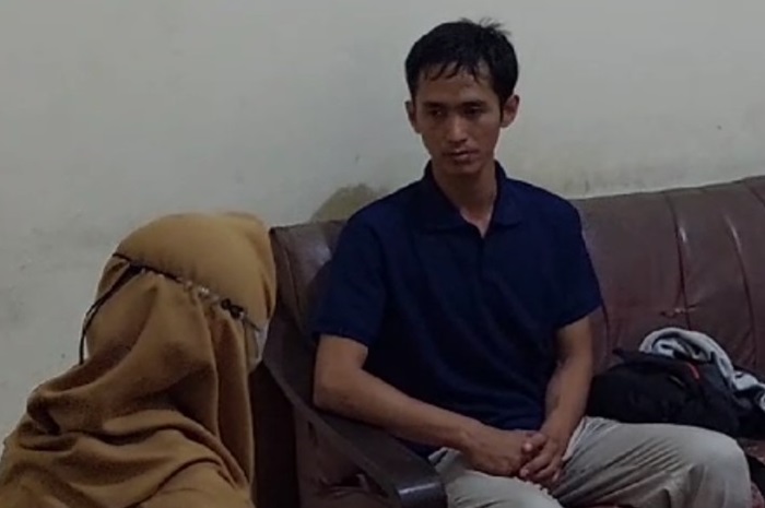 RP saat berbincang dengan suaminya sesaat penggerebekan.