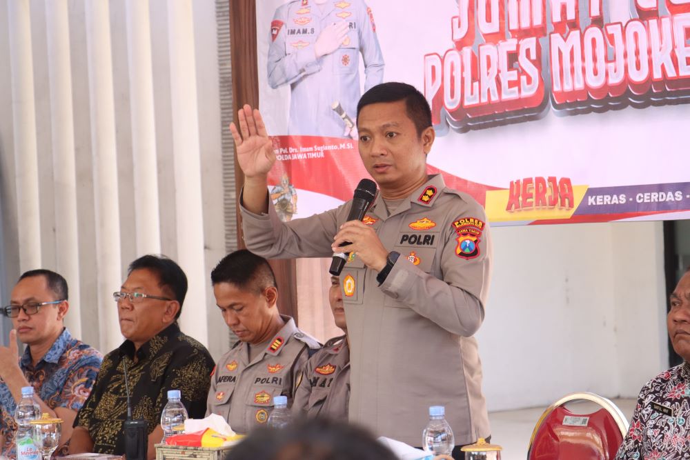 TURUN LANGSUNG: Kapolres Mojokerto Kota, AKBP Daniel S. Marunduri memberikan imbauan ke warga Kelurahan Gunung Gedangan, Kecamatan Magersari, Jumat (5/7).