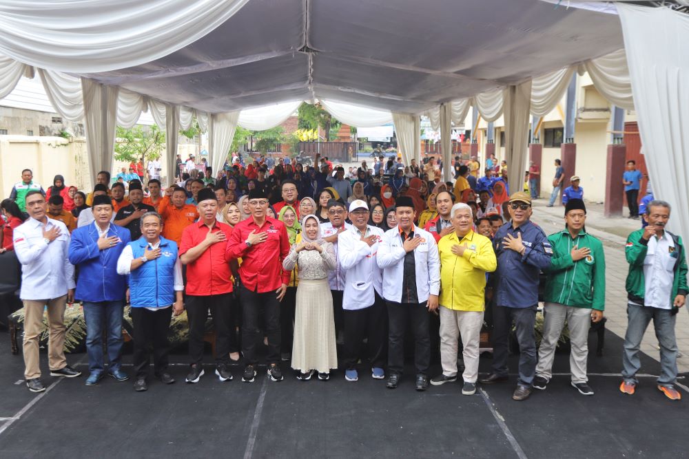 KOALISI: Bacalon Wali Kota Mojokerto Ning Ita bersama jajaran pengurus partai parlemen dan nonparlemen yang mendukungnya untuk running di Pilkada 2024.