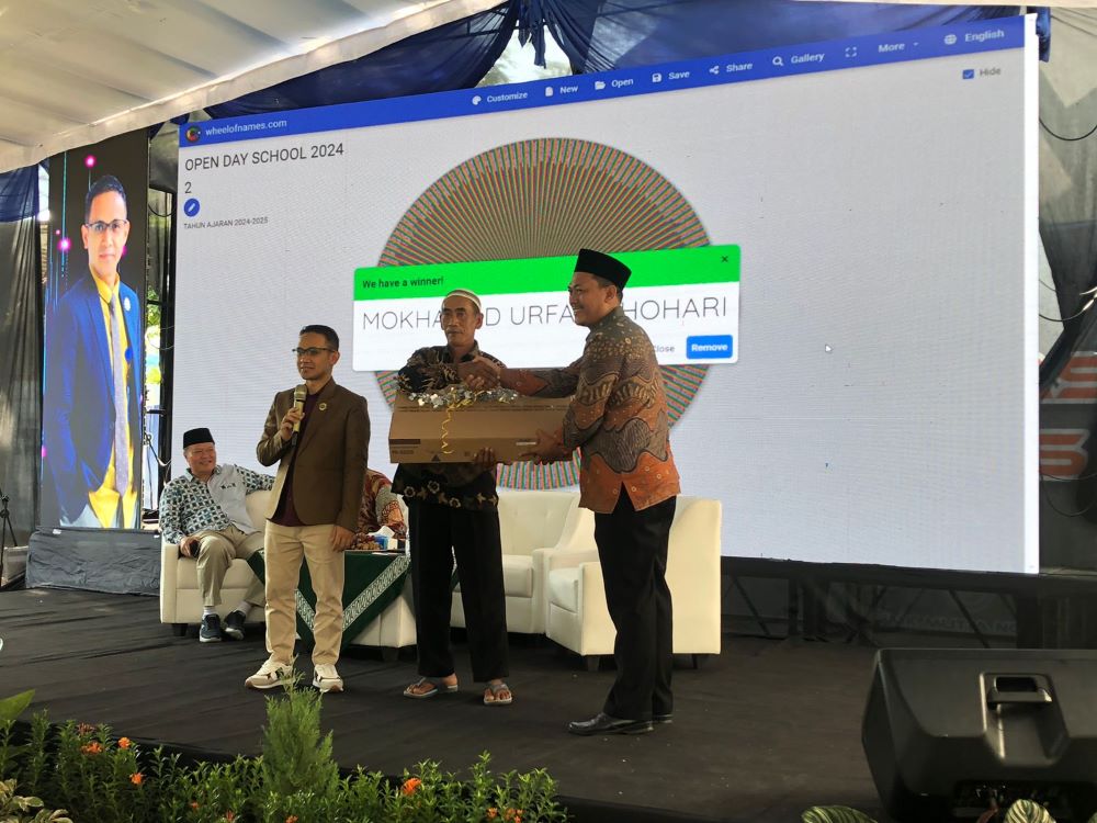 APRESIASI: Salah satu wali murid mendapatkan doorprize undian dari SMK Mutia Ngoro dalam giat Open Day School.