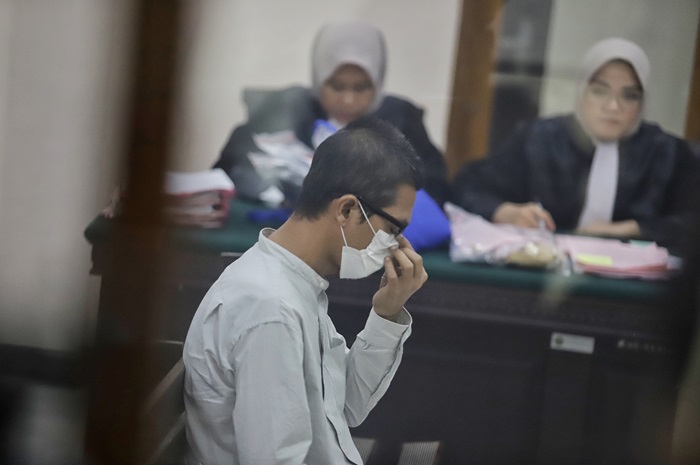 DIVONIS: Yoga Hardianto dengan kepala tertunduk saat mendengar putusan majelis hakim di Pengadilan Negeri Mojokerto, Senin (8/6).