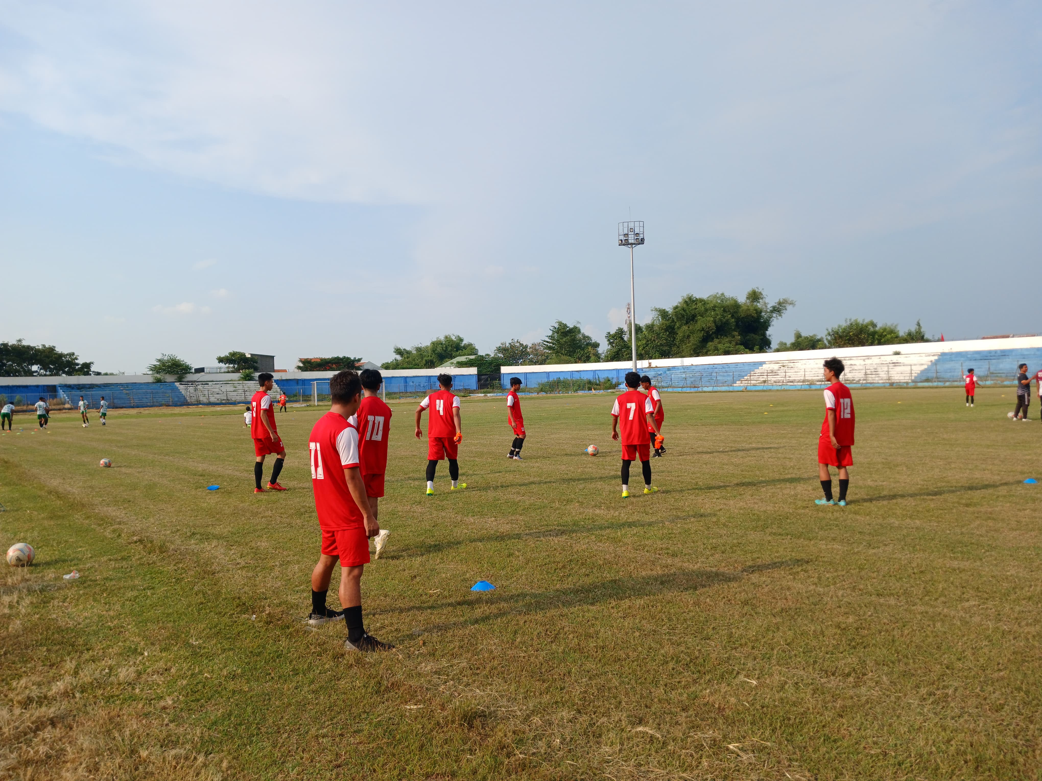 DIPANTAU: Pemain Kabupaten Mojokerto proyeksi tim Porprov IX 2025 berlatih di Stadion Gajah Mada, Mojosari.
