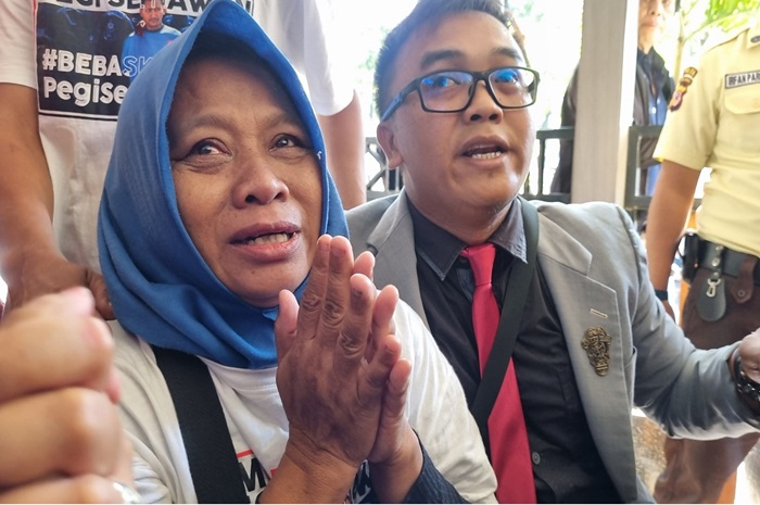 Kartini, ibu Pegi Setiawan, bersama pengacaranya usai sidang di PN Bandung, Senin (8/7/2024). Foto:-JPNN.com-