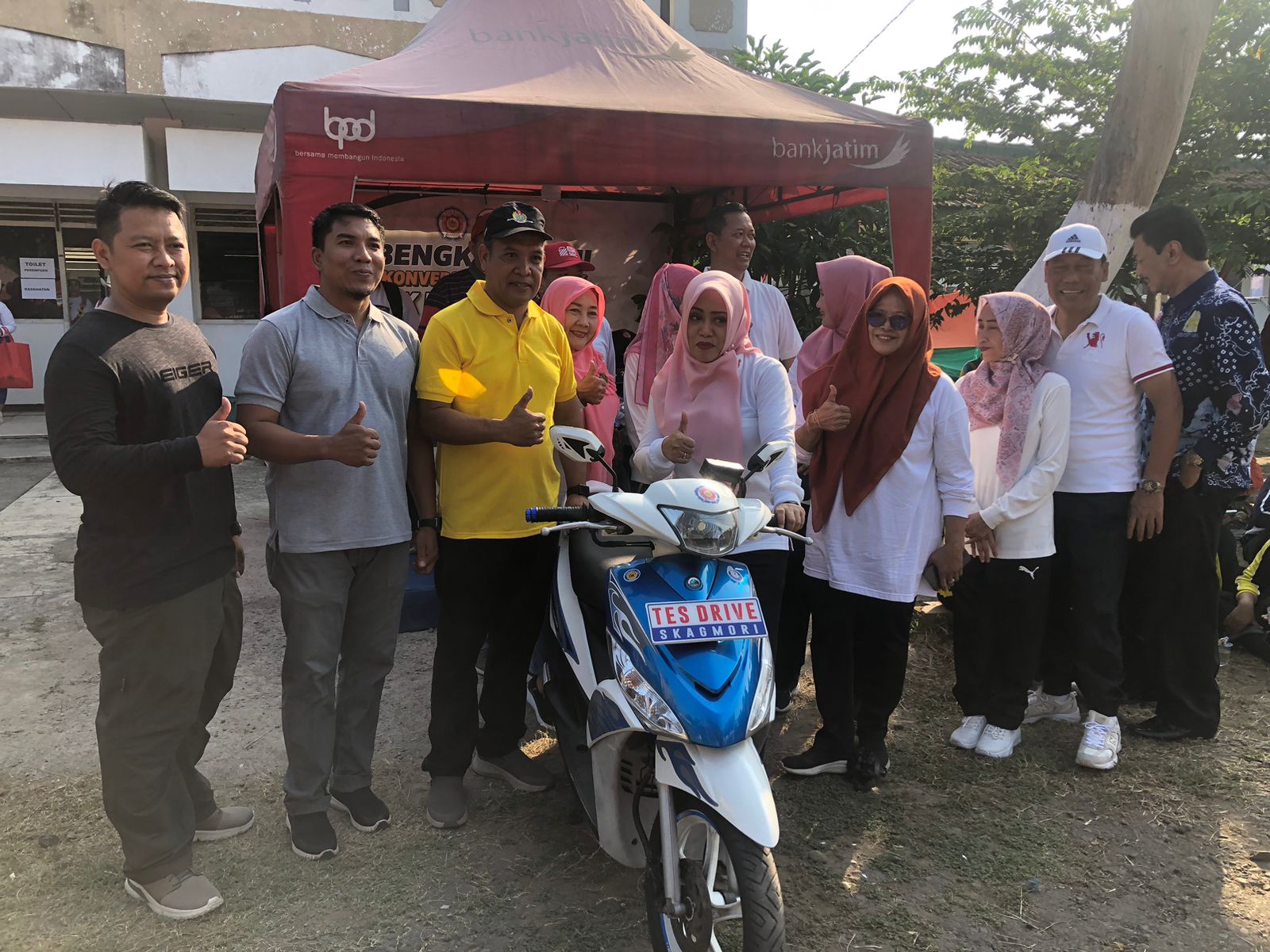 BEBAS EMISI: Bupati Ikfina Fahmawati mengunjungi stan pameran konversi motor listrik SMK PGRI Mojosari, Sabtu (6/7).