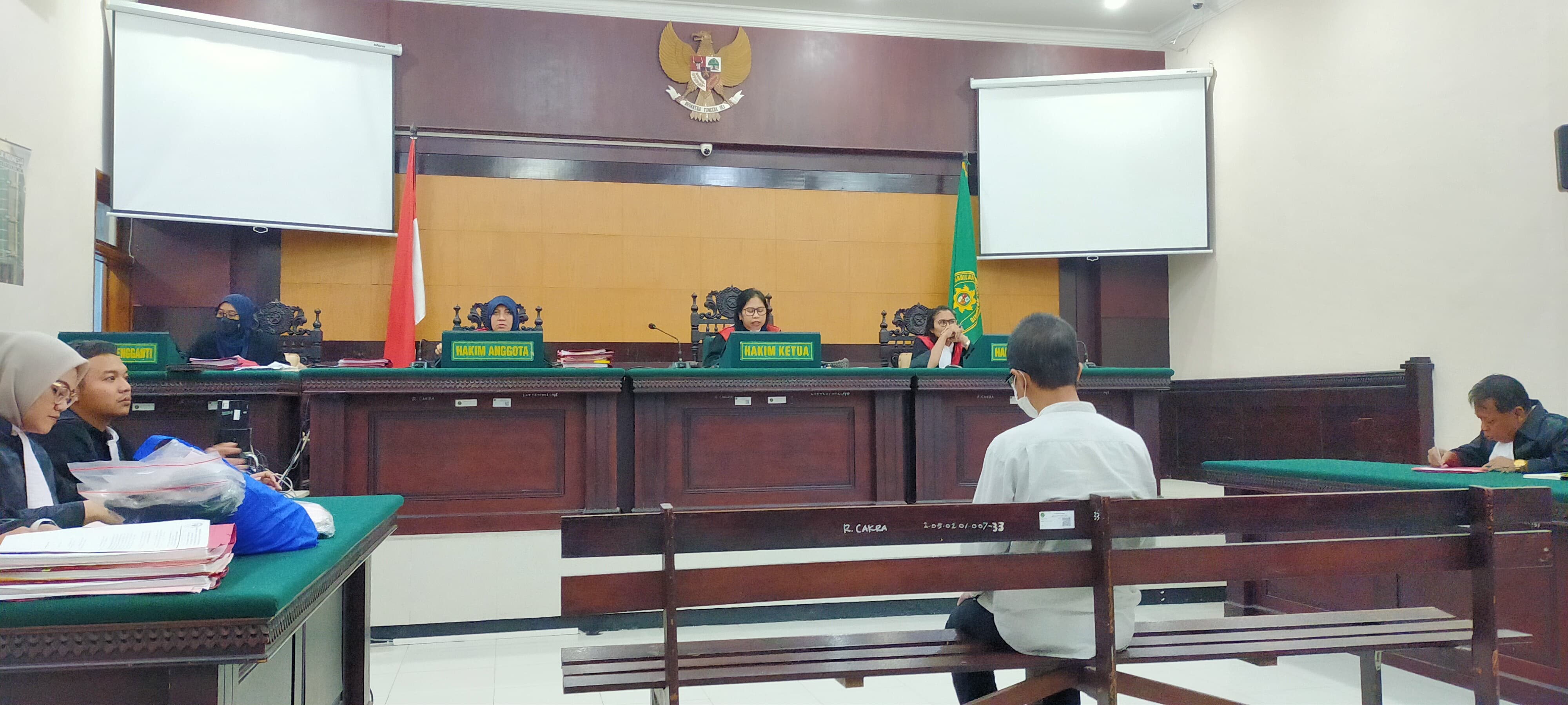 DIJATUHI HUKUMAN: YH, 42, hanya tertunduk selama majelis hakim membacakan amar putusan dalam sidang agenda vonis di Pengadilan Negeri Mojokerto, Senin (8/7).