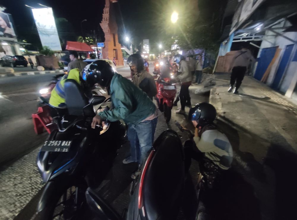 DICEK: Aparat keamanan dari TNI dan kepolisian melakukan sweeping terhadap kendaraan yang masuk ke kawasan Jalan RA Basuni, Sooko, Kabupaten Mojokerto, tadi malam.