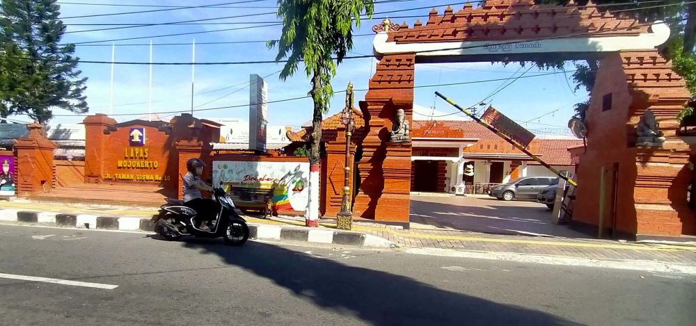 DITAHAN: Usai divonis tujuh tahun penjara oleh hakim Senin (8/7), YH, 42, ditahan di blok A Lapas Kelas II B Mojokerto.