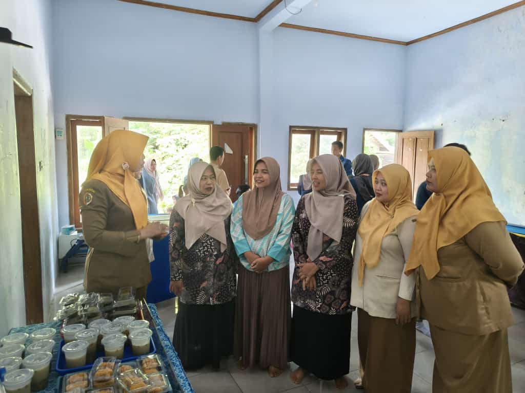 PROGRAM KESEHATAN: TPK Desa Candiwatu bersama puskesmas setempat terjun langsung ke masyarakat untuk memantau kasus stunting.