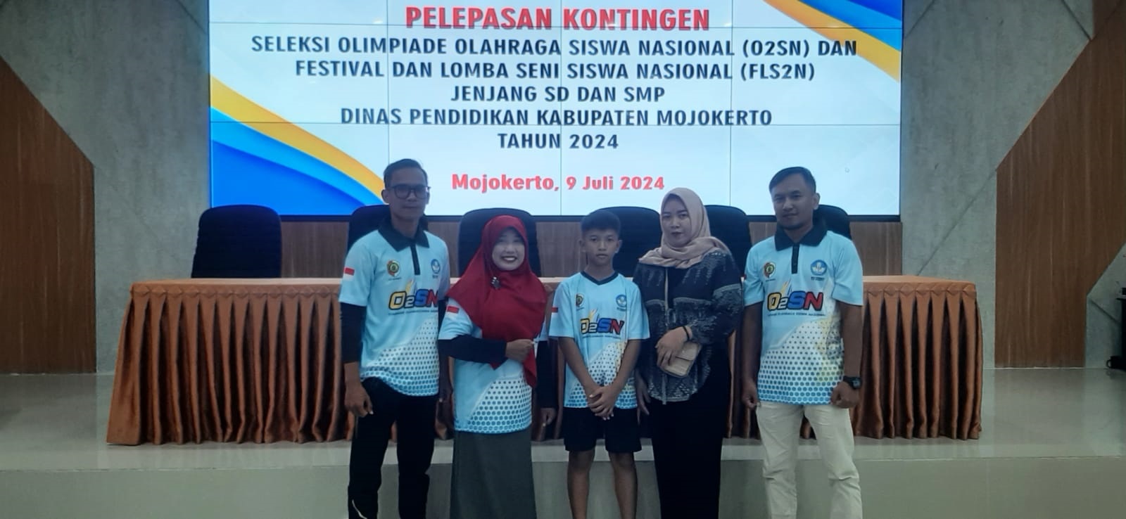 DUKUNG PENUH: Kepala SDN Mlaten dan guru pendamping turut mengantarkan Callant Wildan Saputra, usai diberangkatkan menuju ajang O2SN Provinsi Jawa Timur oleh Dispendik Kabupaten Mojokerto, Selasa 9/7