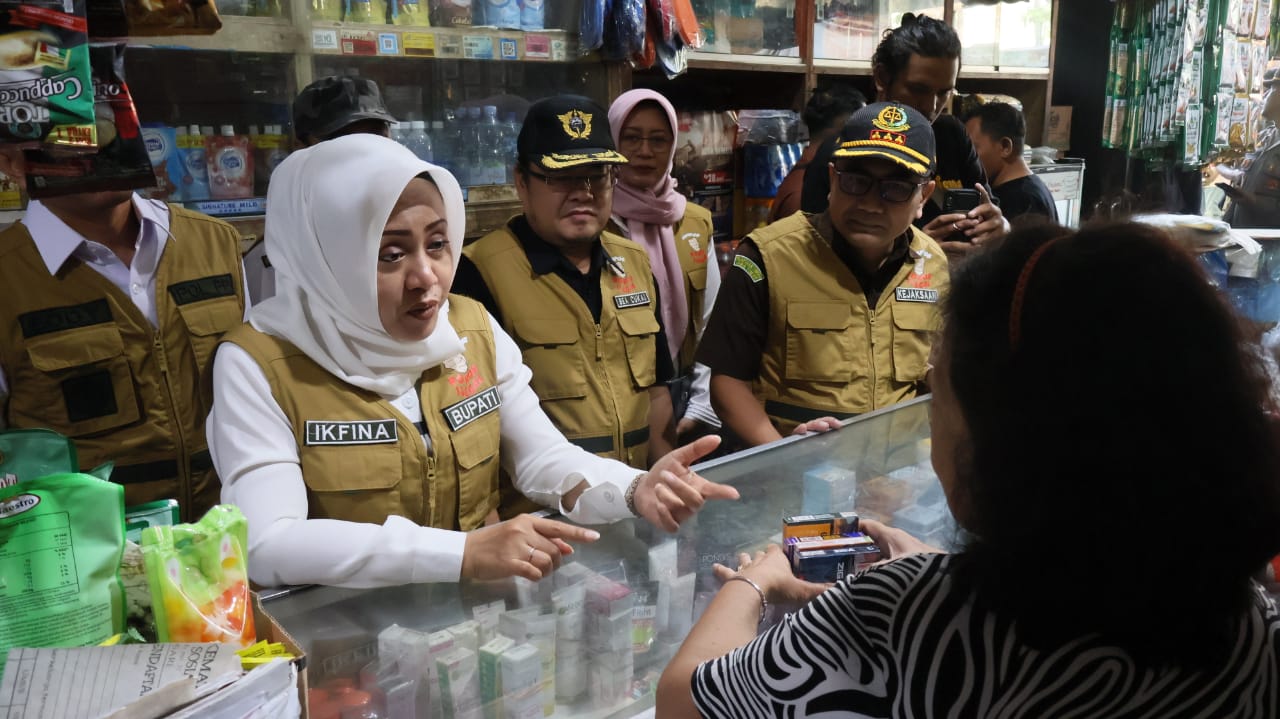 ANTISIPASI: Bupati Ikfina Fahmawati bersama Kepala KPPBC Tipe Madya Pabean B Sidoarjo Rudy Hery Kurniawandan dan Kajari Kabupaten Mojokerto Endang Tirtana menggelar operasi rokok ilegal.
