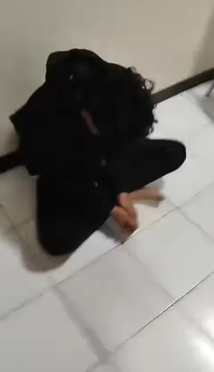TAK BERKUTIK: RDF, 21, Rabu hanya tertunduk saat diserahkan warga ke Polsek Kutorejo, Rabu (10/7) dini hari.