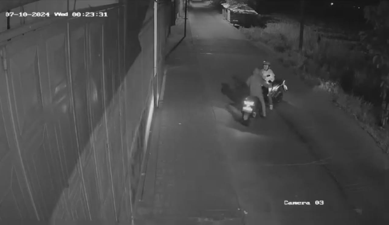 BEJAT: Aksi begal payudara yang dilancarkan pelaku terekam CCTV warga, Rabu (10/7) dini hari.