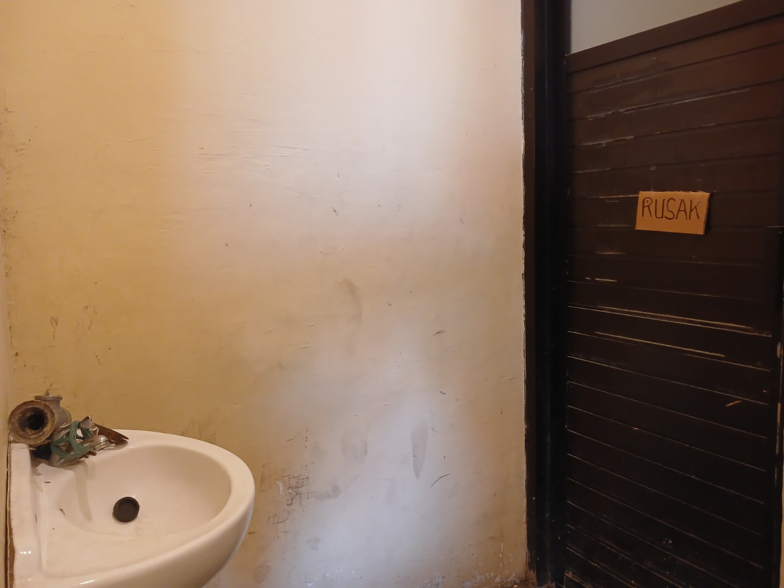 TAK BERFUNGSI: Kondisi toilet dan wastafel Skywalk Mojopahit di Alun-Alun Wiraraja Kota Mojokerto yang mengalami kerusakan, kemarin.