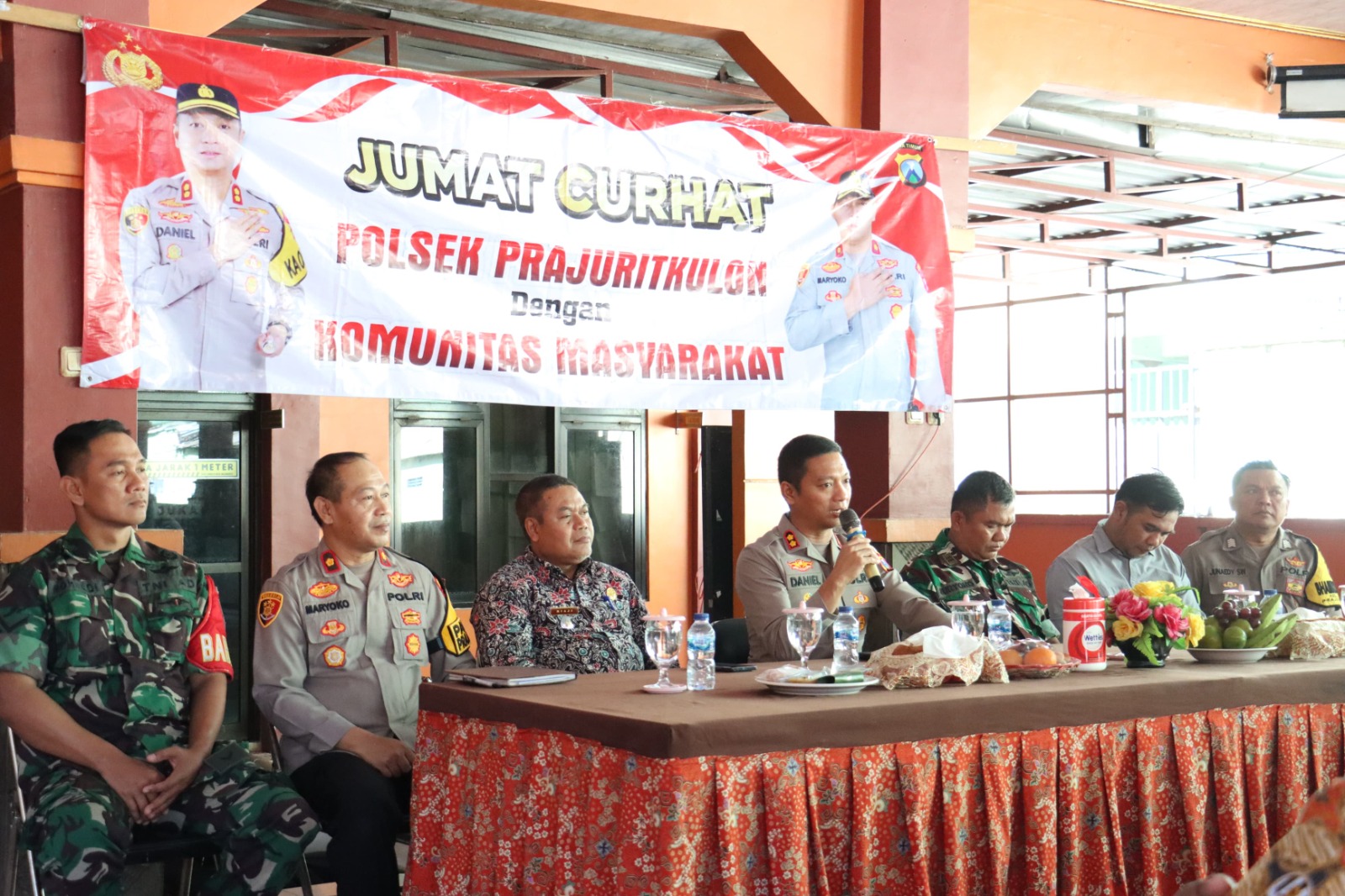 DILINDUNGI: Kapolres Mojokerto Kota, AKBP Daniel S. Marunduri memberikan arah kepada masyarakat saat kunjungan di Kelurahan Surodinawan, Kecamatan Prajurit Kulon, Kota Mojokerto kemarin.
