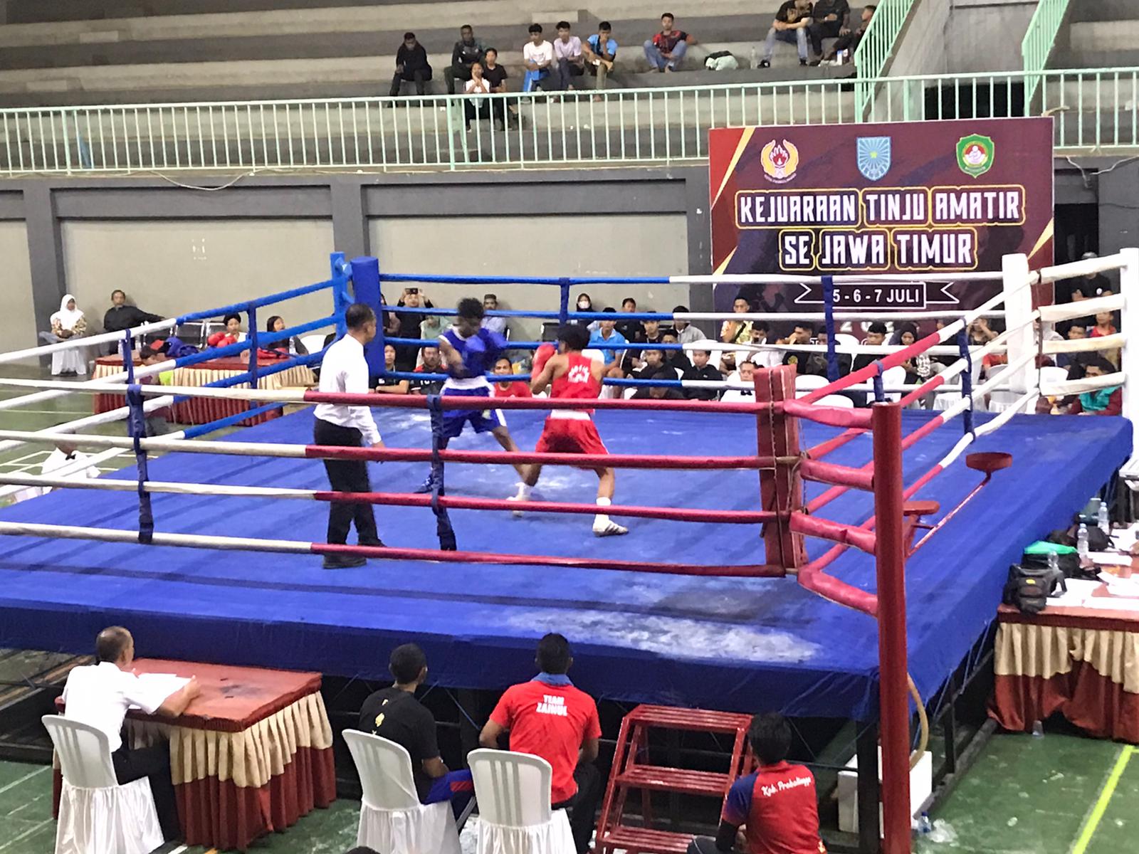 MENUJU PORPROV: Atlet tinju amatir Kota Mojokerto (biru) bertarung di atas ring dalam ajang Kejurda Tinju Amatir Jatim 2024 di Kota Probolinggo, pekan lalu.