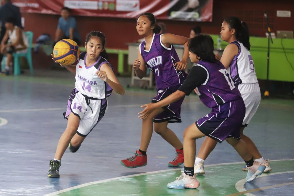 KOMPETISI: Pertandingan basket 3x3 dalam kejuaraan antarpelajar SMA  Kajari Cup di GOR SMAN 1 Puri, Juli 2023.