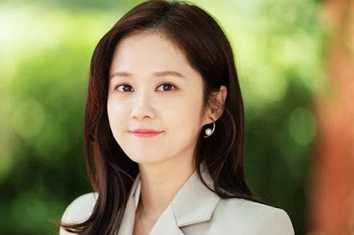 Di usianya yang sudah 42 tahun, Jang Nara masih terlihat sangat belia. Hal inilah yang membuat ia disebut vampir.