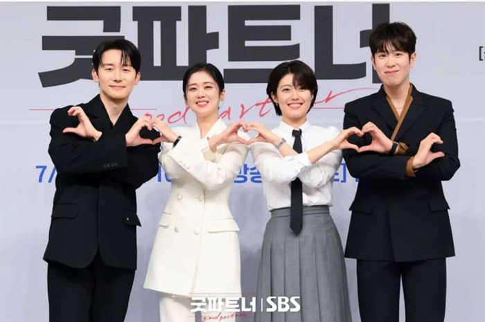 Jang Nara dan Nam Ji Hyun sebagai pemeran utama.