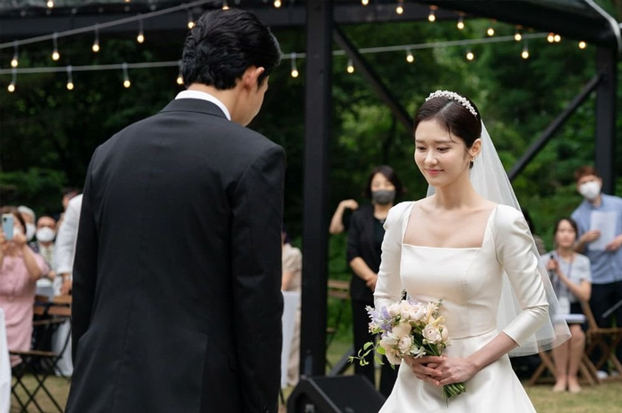 Jang Nara saat menikah pada 2022 lalu dengan seorang brondong yang berprofesi sebagai sinematografi di film VIP.