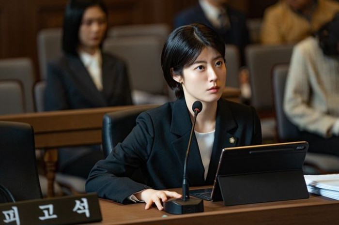 Nam Ji Hyun sebagai Han Yu Ri drama Korea Good Partner.