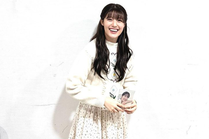 Nam Ji Hyun saat menerima penghargaan sebagai artis pendatang baru.
