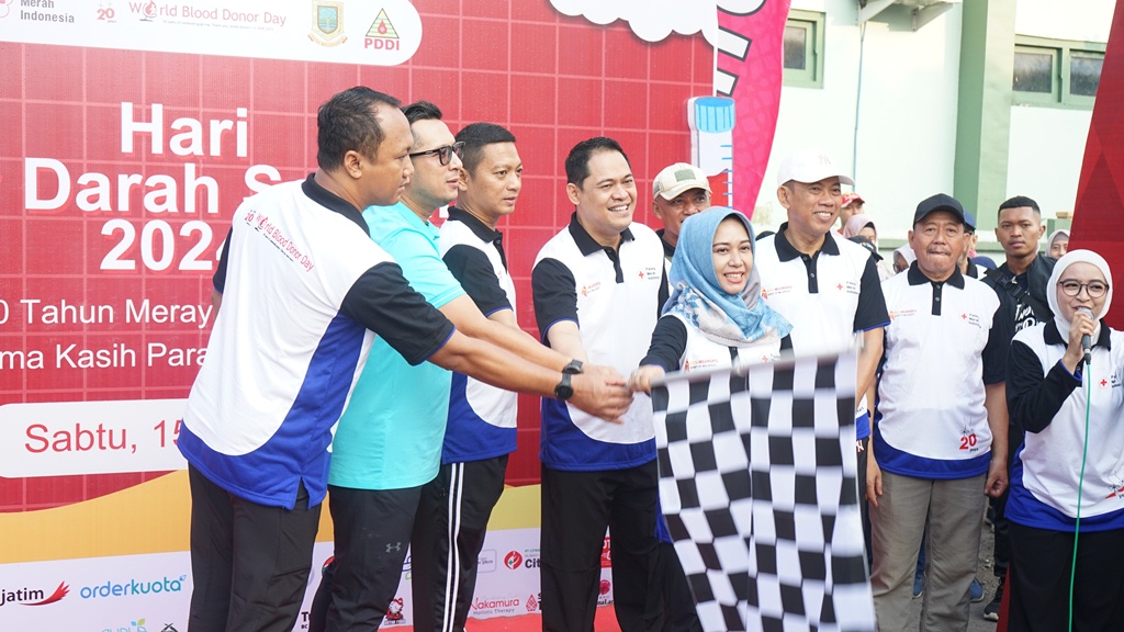 PEDULI: Bank Jatim turut men-support acara Hari Donor Darah Sedunia 2024 di PMI Kota Mojokerto.