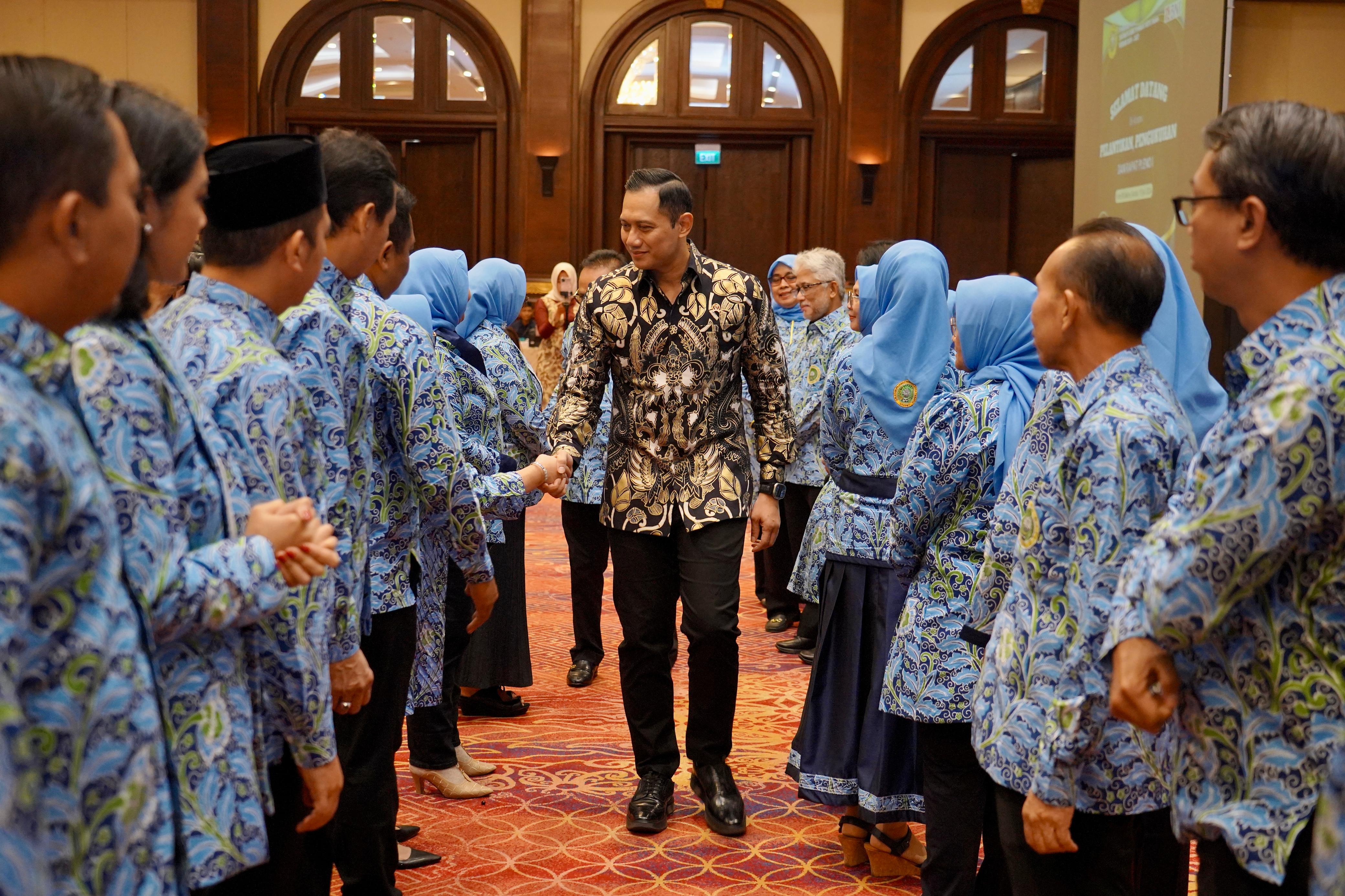 Menteri Agraria dan Tata Ruang/Kepala Badan Pertanahan Nasional (ATR/BPN), Agus Harimurti Yudhoyono (AHY) mengukuhkan 667 orang sebagai Pengurus Pusat Ikatan Pejabat Pembuat Akta Tanah (PP IPPAT)