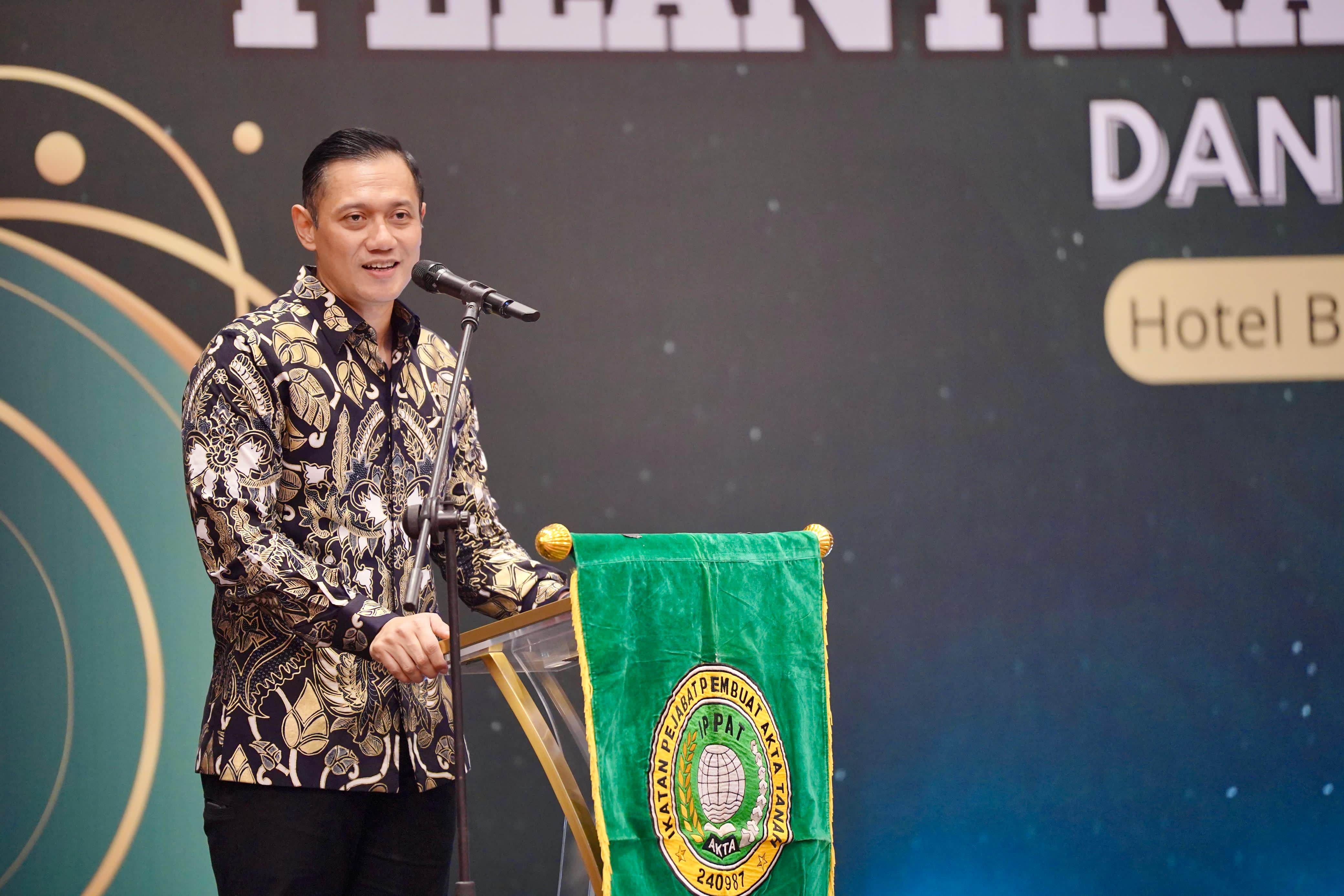 Menteri Agraria dan Tata Ruang/Kepala Badan Pertanahan Nasional (ATR/BPN), Agus Harimurti Yudhoyono (AHY) mengukuhkan 667 orang sebagai Pengurus Pusat Ikatan Pejabat Pembuat Akta Tanah (PP IPPAT)