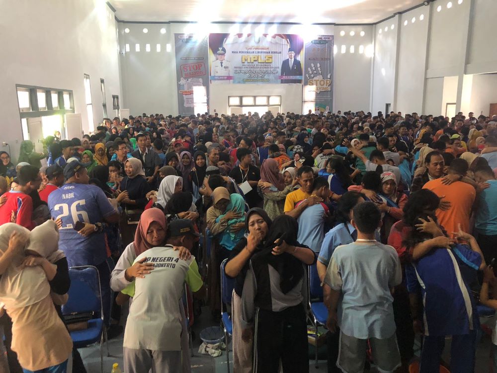 TANGIS HARU: Wali murid dan para siswa berpelukan dengan orang tua seusai sesi sungkeman di kegiatan parenting. 