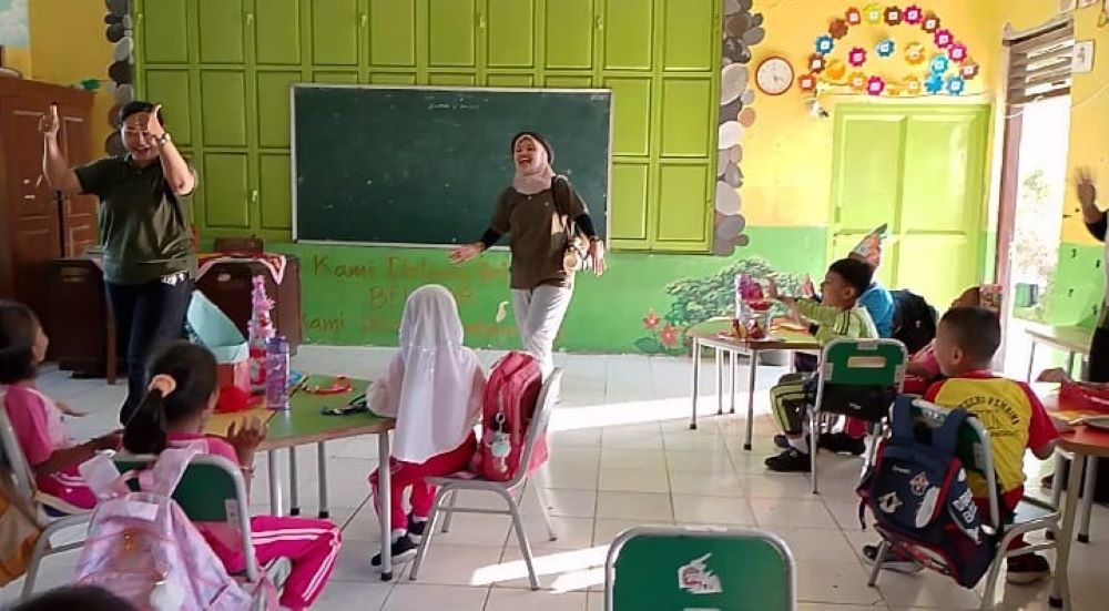 BELAJAR SERU: Siswa baru SDN Pulorejo 2 dipandu dewan guru menjalani kegiatan MPLS.