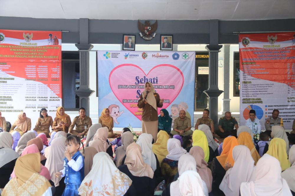 PENCEGAHAN: Bupati Ikfina Fahmawati memberikan edukasi dalam penanganan stunting pada acara SEHATI dan SEJOLI, di Balai Desa Bangun, Kecamatan Pungging.