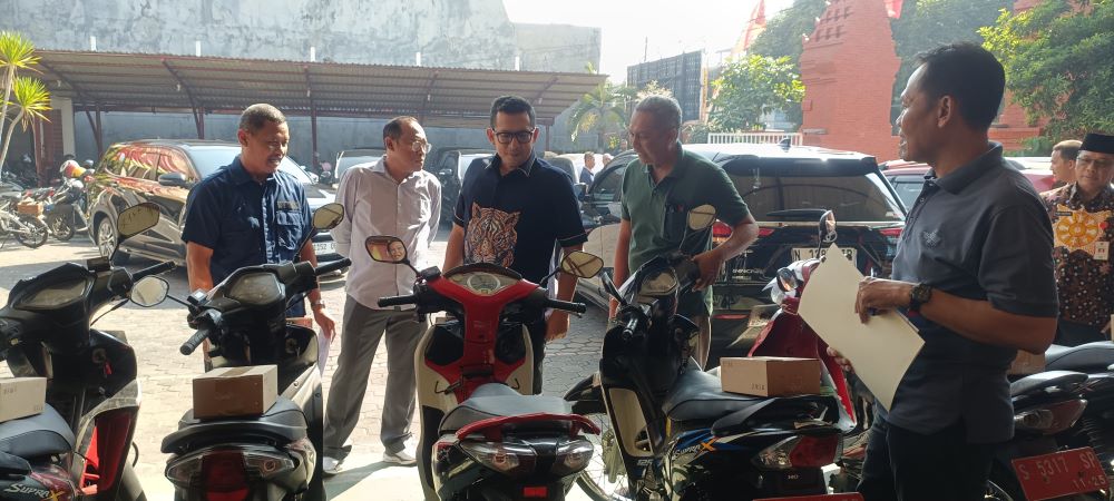 BEBAS POLUSI: Penyerahan sekaligus uji coba kendararaan roda dua milik Pemkot Mojokerto yang telah dikonversi dari mesin BBM menjadi sistem penggerak listrik.