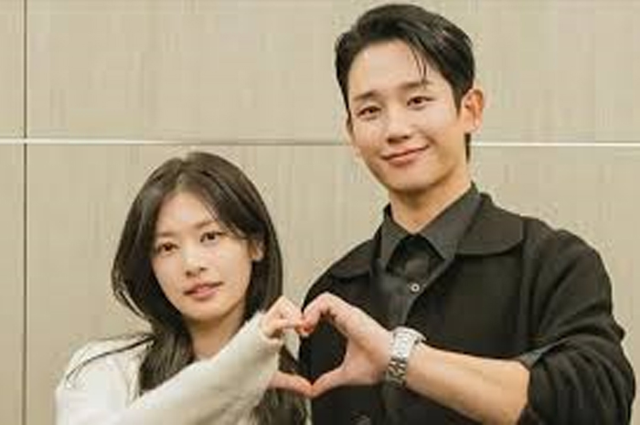 Jung So Min dan Jung Hae In dalam drama Love Next Door