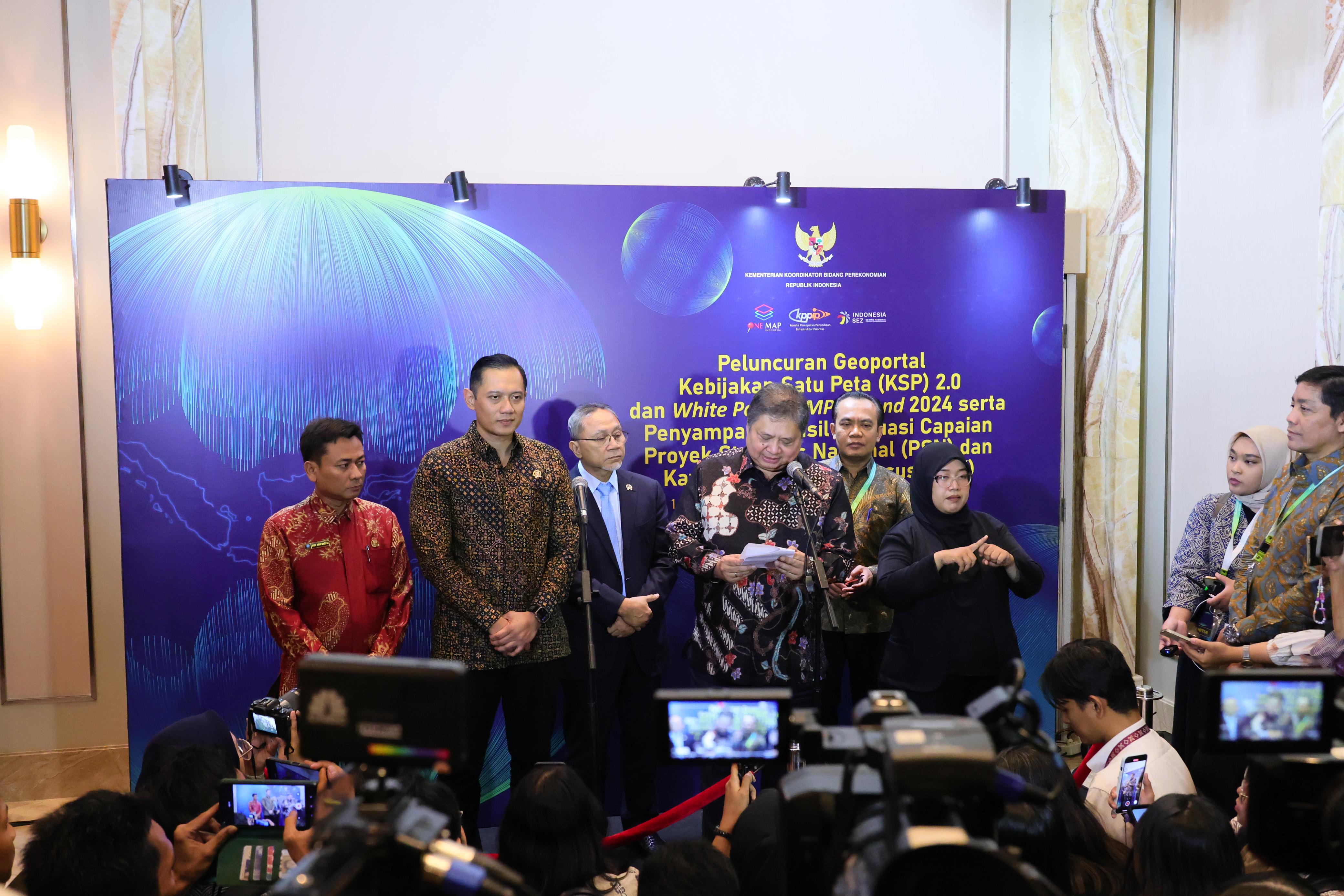 Menteri Agraria dan Tata Ruang/Kepala Badan Pertanahan Nasional (ATR/BPN), Agus Harimurti Yudhoyono (AHY) bersama Menko Perekonomian Airlangga Hartarto.