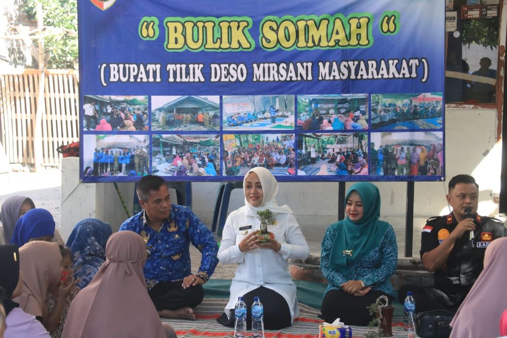 KOLABORASI: Bupati Ikfina Fahmawati didampingi Kades Kutorejo Akhmad Nurul Huda saat melakukan edukasi kepada KPM-PKH di salah satu rumah warga.