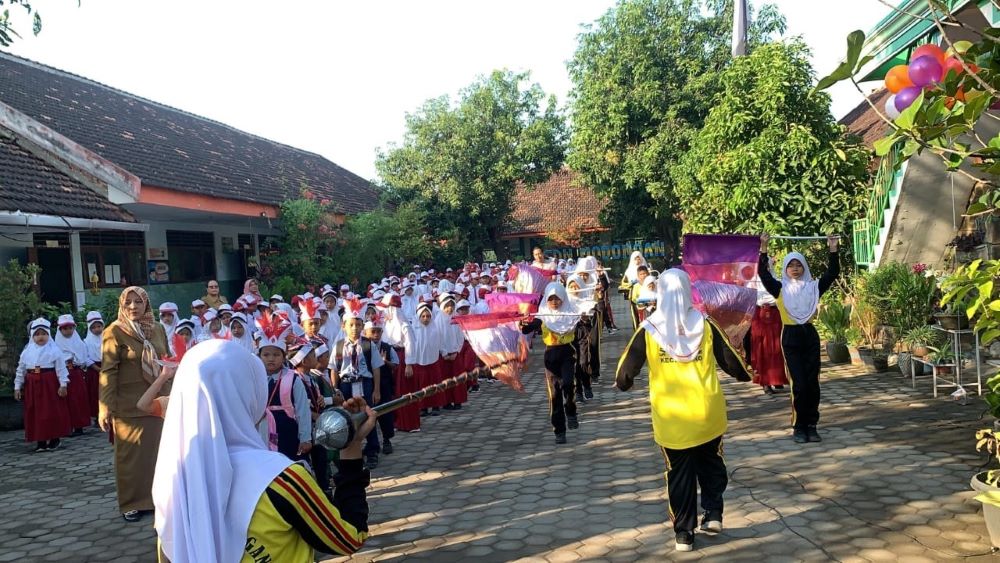 KREATIF: Penyambutan peserta didik baru oleh siswa yang tergabung ekskul drum band.